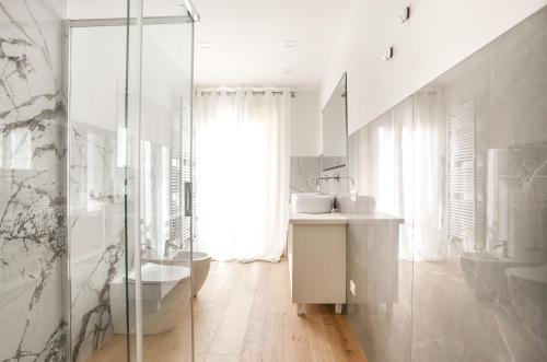 een badkamer met een glazen douche en een wastafel bij Treviso City Town 3 in Treviso