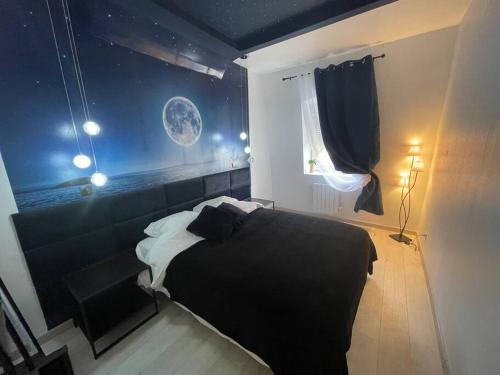 une chambre avec un lit noir et blanc et une fenêtre dans l'établissement Esprit BALI ....LOVE SPA, Sauna de luxe à Mulhouse, à Mulhouse