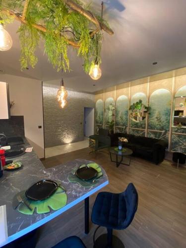 un salon avec une table avec des chaises et un canapé dans l'établissement Esprit BALI ....LOVE SPA, Sauna de luxe à Mulhouse, à Mulhouse