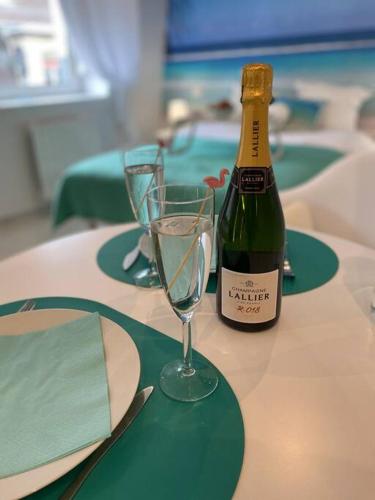 une bouteille de vin et un verre sur une table dans l'établissement Esprit MALDIVES ...... SPA LOVE au coeur de Mulhouse, à Mulhouse