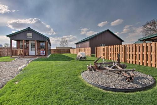 Κήπος έξω από το Cozy Augusta Cabin with Grill - Walk to Main St