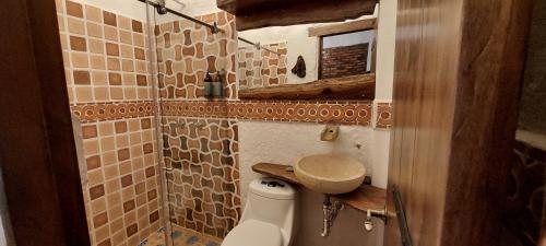 Baño pequeño con aseo y lavamanos en Hotel Campestre San Joaquin, en Garzón