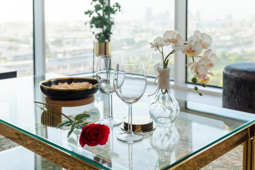 Ultimate Stay – 3 Beds – Scenic Panoramic Views – Right at Metro Station – 5-10min to Sea, Burj Khalifa, Old Town, Downtown – 15min from Airport