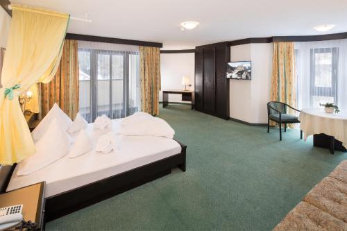Posteľ alebo postele v izbe v ubytovaní Hotel Neue Burg