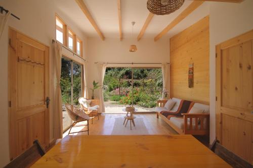 uma sala de estar com um sofá e uma mesa em Cabañas en la naturaleza a pasos de la Playa em La Serena