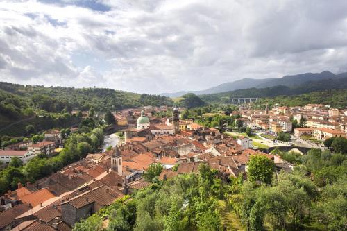 a view of a town in the mountains at Ca' di Sommoborgo, nel cuore di Pontremoli in Pontremoli