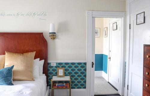 Ένα ή περισσότερα κρεβάτια σε δωμάτιο στο Emerson Inn By The Sea