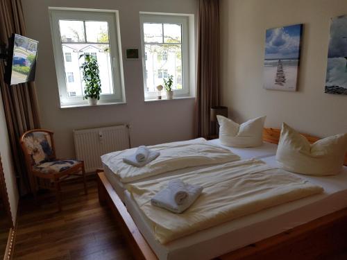 a bedroom with a large bed with towels on it at Störti's Nr 18 in Baabe