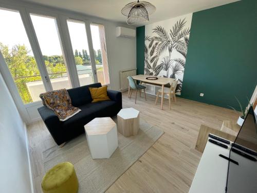 un salon avec un canapé et une table dans l'établissement L’idéal festival, à Avignon