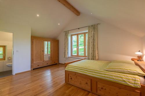 A bed or beds in a room at Ferienhaus Schlierachtal