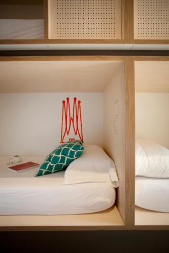 Una cama o camas en una habitación de TOC Hostel Barcelona