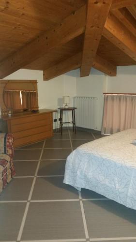 een slaapkamer met een bed en een houten plafond bij Appartamento via Giorgio Canale 72 in Chiavari