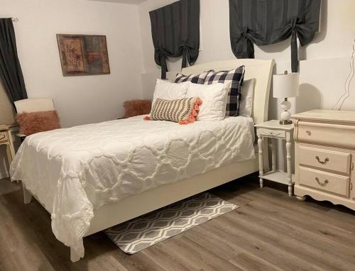 מיטה או מיטות בחדר ב-NEW! Charming San Carlos 2BR Remodeled