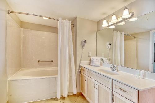 bagno con vasca, lavandino e doccia di Prince Resort 1708 a Myrtle Beach