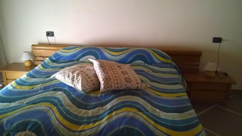 een bed met twee kussens erop bij Appartamento via Giorgio Canale 72 in Chiavari