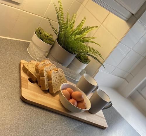 una tabla de cortar con pan y huevos en un mostrador en The Ramblers Rest - whole apartment - pet friendly - close to amenities and walks en Edzell