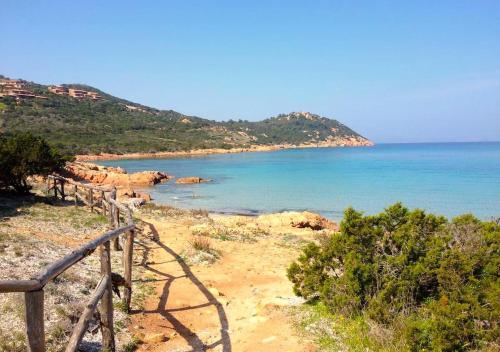 a path leading to a beach with the ocean at SAN TEODORO PUNTA EST AMPIO TRILOCALE VISTA MARe in Capo Coda Cavallo