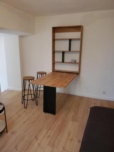 une chambre avec une table et deux tabourets dans l'établissement Casa Straboni, à San-Martino-di-Lota