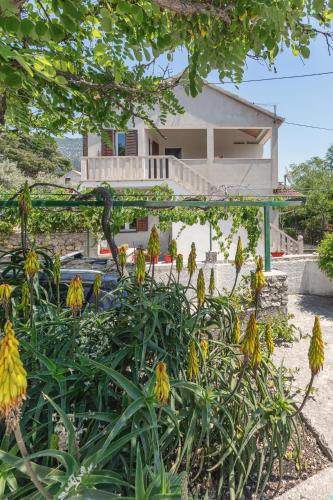 a house with a bunch of flowers in front of it at Center apartment Golden Ray in Bol
