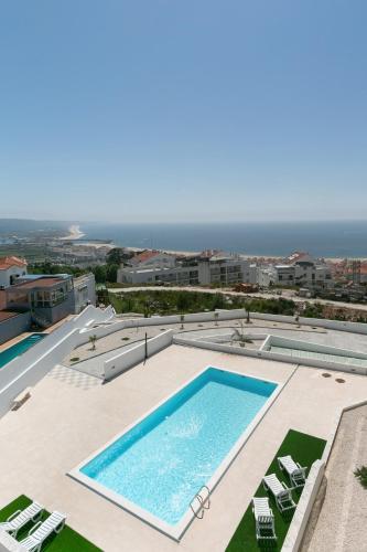 a view of a swimming pool and the ocean at Casa Urlaub in Nazaré