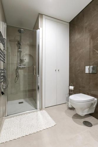 a bathroom with a shower and a toilet in it at Casa Urlaub in Nazaré