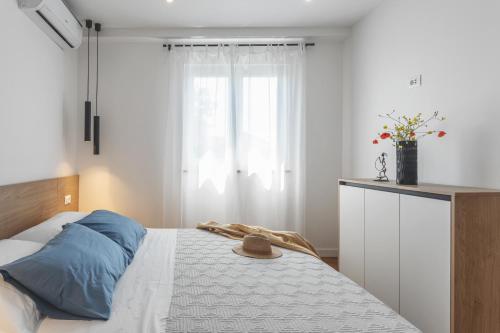 a bedroom with a bed with a hat on it at Center apartment Golden Ray in Bol