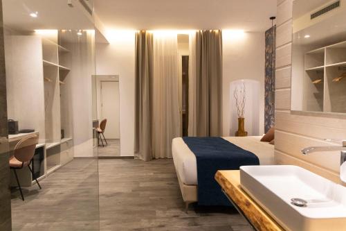 een hotelkamer met een bed en een wastafel bij Porta Vetere - Boutique Rooms in Trani