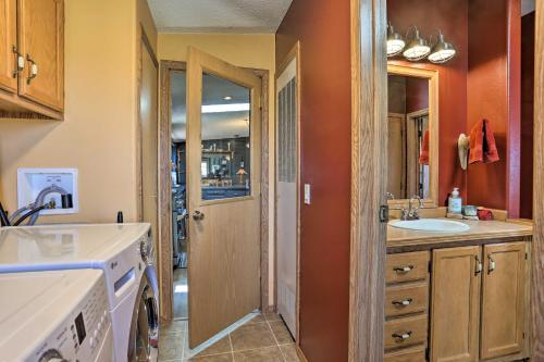 Ένα μπάνιο στο Cozy Black Hills Home 13 Acres with Deck and Views!