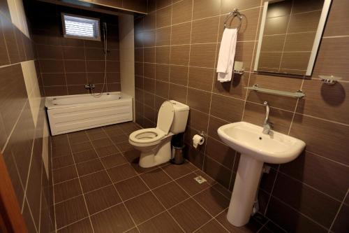 a bathroom with a toilet and a sink at Kapri Termal Hotel & Kaplica Yalova in Termal