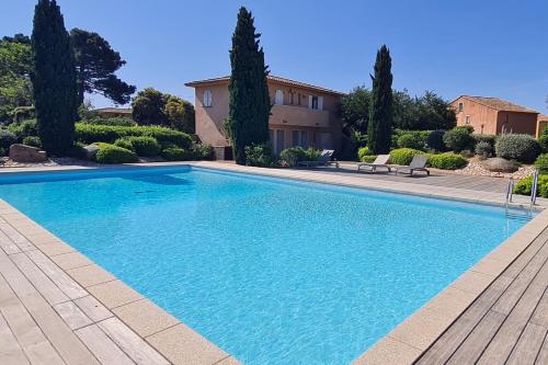 une grande piscine bleue devant une maison dans l'établissement Mini villa Messicana 5 pers piscine 500 m plage, à Lecci