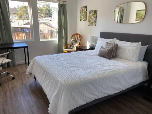 een slaapkamer met een wit bed en een raam bij Spacious Bright Renovated 2 Bedroom 2 Bath Central in San Carlos