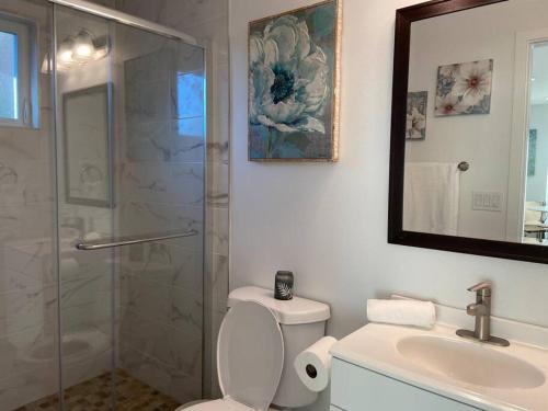 a bathroom with a shower and a toilet and a sink at Spacious Bright Renovated 2 Bedroom 2 Bath Central in San Carlos