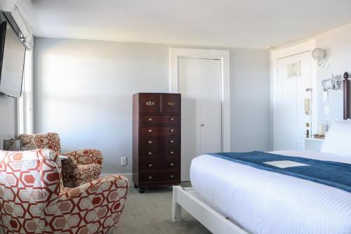 Ένα ή περισσότερα κρεβάτια σε δωμάτιο στο Emerson Inn By The Sea