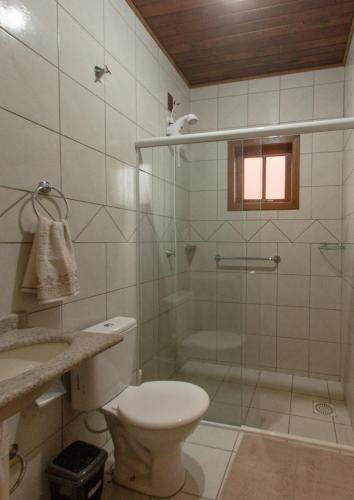 Ένα μπάνιο στο Partiu Praia SC- Piscina, Ar condicionado, wi-fi, duas quadras da praia e centrinho