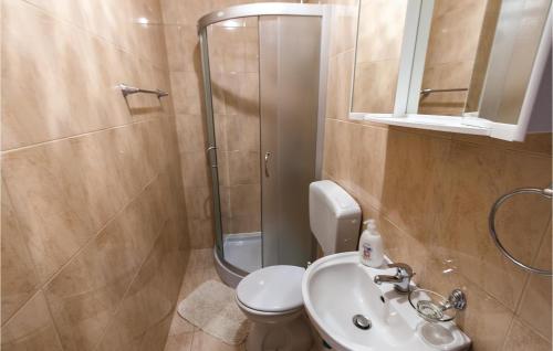 La salle de bains est pourvue d'une douche, de toilettes et d'un lavabo. dans l'établissement Stunning Home In Divsici With Kitchen, à Divšići