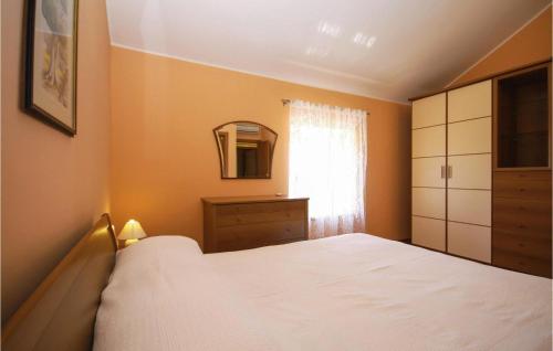 Gulta vai gultas numurā naktsmītnē Amazing Home In Krnica With 2 Bedrooms, Wifi And Outdoor Swimming Pool