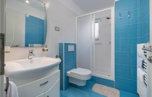 a bathroom with a white sink and a toilet at Stunning Apartment In Labin With 2 Bedrooms And Wifi in (( Hrvatini ))