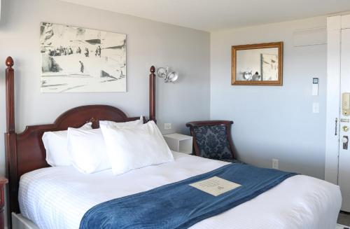 Ένα ή περισσότερα κρεβάτια σε δωμάτιο στο Emerson Inn By The Sea