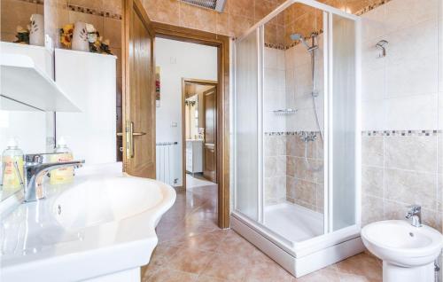 Kúpeľňa v ubytovaní Lovely Home In Modrusani With House A Panoramic View