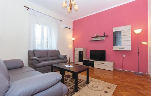 Televízia a/alebo spoločenská miestnosť v ubytovaní Gorgeous Home In Pula With Wifi