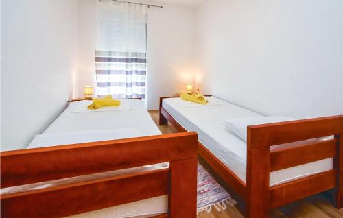 Vuode tai vuoteita majoituspaikassa 2 Bedroom Awesome Apartment In Mali Rat