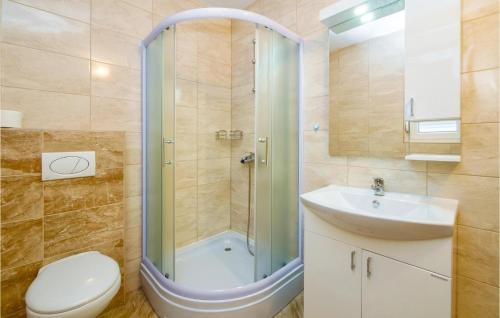 Kylpyhuone majoituspaikassa 2 Bedroom Awesome Apartment In Mali Rat