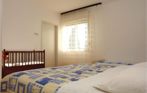 Un pat sau paturi într-o cameră la Gorgeous Home In Krnica With Kitchen