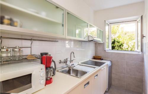 Кухня или кухненски бокс в 3 Bedroom Stunning Apartment In Makarska