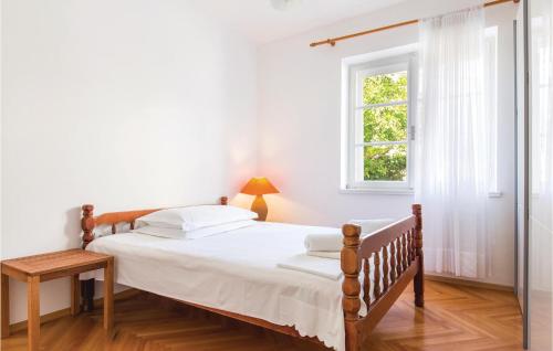 Säng eller sängar i ett rum på Nice Apartment In Makarska With 3 Bedrooms, Wifi And Outdoor Swimming Pool