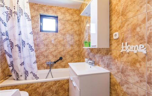 Et badeværelse på Awesome Apartment In Sv,petar U Sumi With Wifi