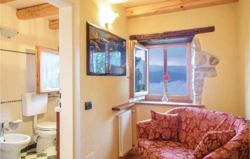 uma casa de banho com um sofá, um WC e uma janela. em Alla Cocca em San Donato