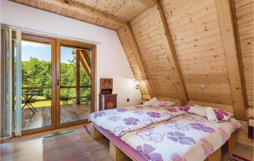 una camera con un letto e una grande finestra di Cozy Home In Delnice With Kitchen a Delnice