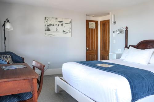Ένα ή περισσότερα κρεβάτια σε δωμάτιο στο Emerson Inn By The Sea