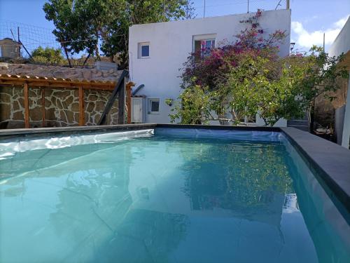 una piscina en el patio trasero de una casa en Country Cottage Cabana, en Granadilla de Abona